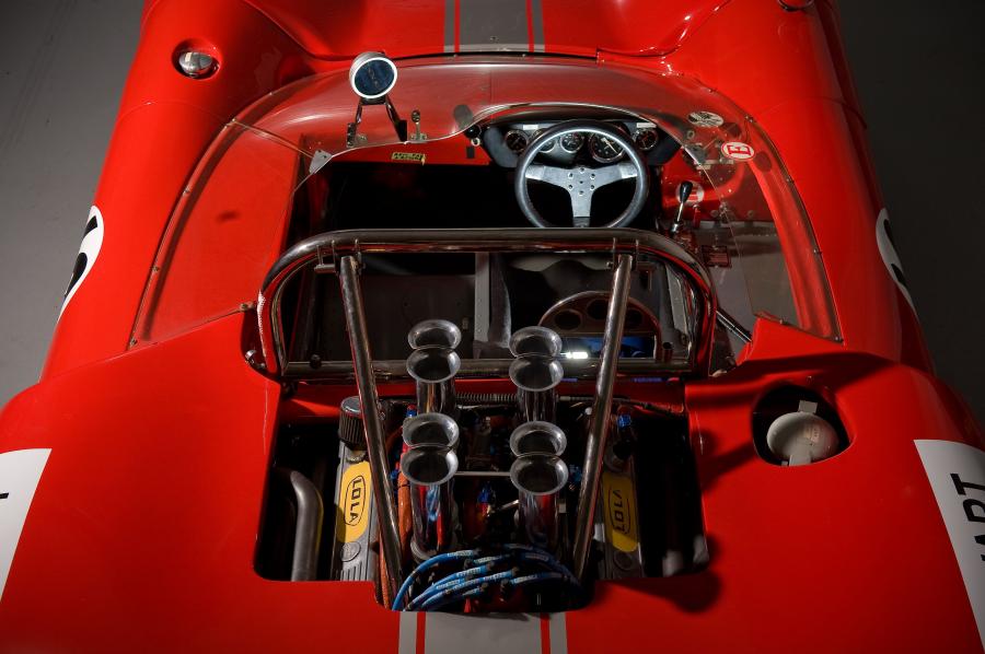 Моторный отсек Lola T70 Spyder (Mk I) 1965 года  (фото 3 из 20)